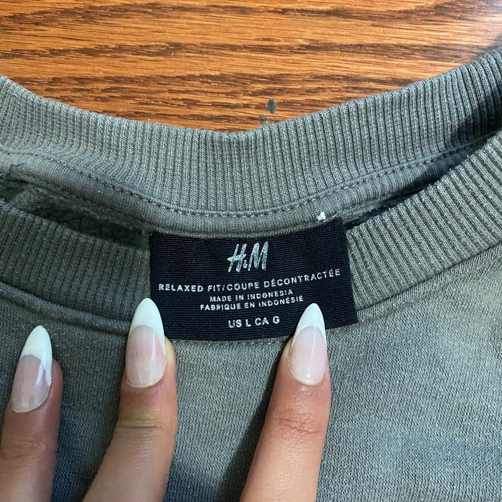 H&M Sweatshirt - Picture 2 of 3